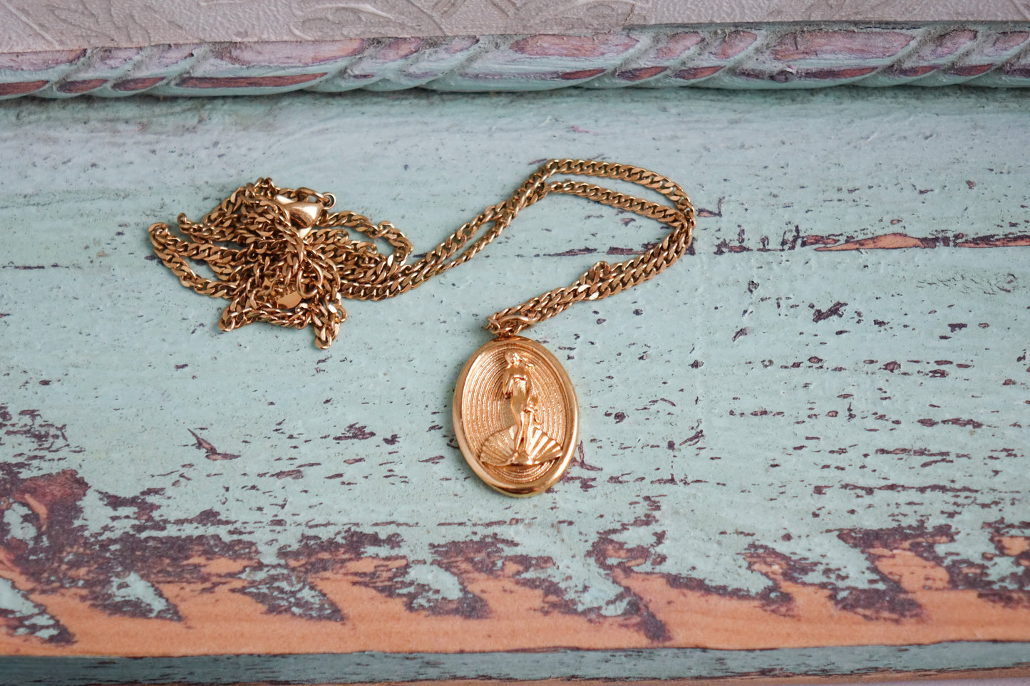 Venus Amulett – goldene Kette